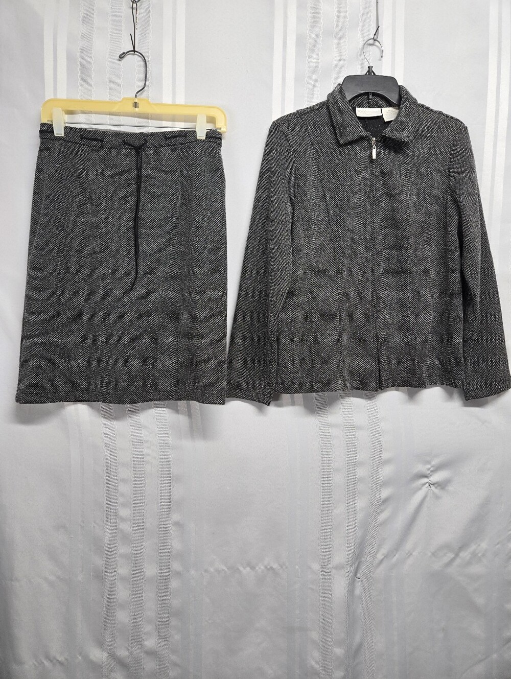 WORTHINGTON KNITS BLACK AND GRAY 2PC SKIRT AND LIGHT JACKET SZ SMALL PETITE